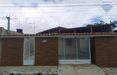 Imagem: A casa possui 2 Dormitórios, 1 Banheiro, 2 Vagas na garagem