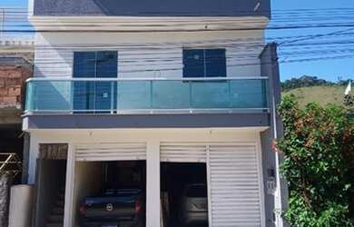 Imagem: A casa possui 2 Dormitórios, 2 Banheiros, 2 Vagas na garagem