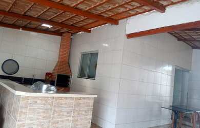 Imagem: A casa possui 2 Dormitórios, 2 Banheiros, 2 Vagas na garagem