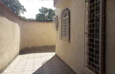 Imagem: O apartamento possui 3 Dormitórios, 1 Banheiro, 3 Vagas na