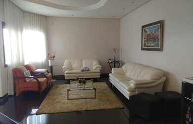 Imagem: A casa possui 4 Dormitórios, 5 Banheiros, 4 Vagas na garagem