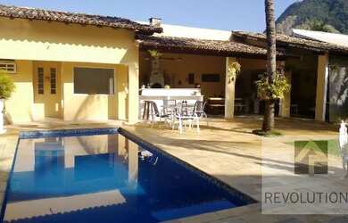 Imagem: A casa em condomínio possui 4 Dormitórios, 5 Banheiros, 630m²