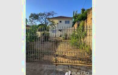 Imagem: A casa possui 5 Dormitórios, 3 Banheiros, 5 Vagas na garagem