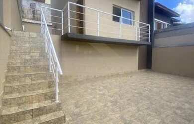 Imagem: A casa possui 3 Dormitórios, 2 Banheiros, 3 Vagas na garagem