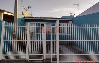 Imagem: A casa possui 3 Dormitórios, 1 Banheiro, 1 Vaga na garagem