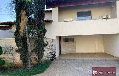 Imagem: A casa em condomínio possui 4 Dormitórios, 5 Banheiros, 2