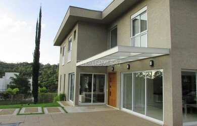 Imagem: A casa possui 4 Dormitórios, 5 Banheiros, 5 Vagas na garagem