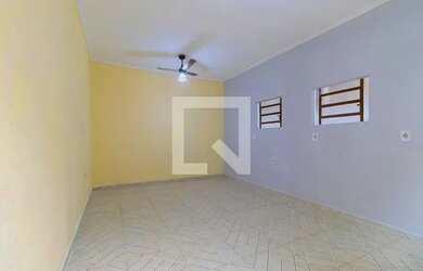 Imagem: A casa possui 1 Dormitório, 1 Banheiro, 1 Vaga na garagem