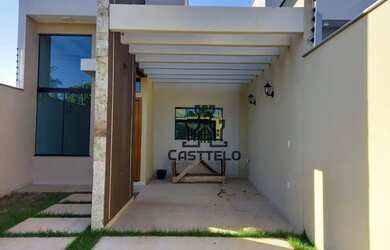 Imagem: A casa possui 3 Dormitórios, 2 Banheiros, 1 Vaga na garagem