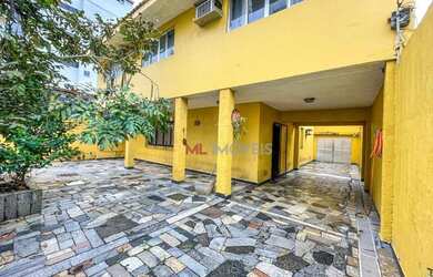 Imagem: A casa possui 4 Dormitórios, 3 Banheiros, 5 Vagas na garagem