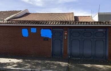 Imagem: A casa possui 3 Dormitórios, 3 Banheiros, 4 Vagas na garagem