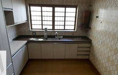 Imagem: O depósito possui 5 Vagas na garagem e 231m² de Área e está