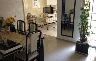 Imagem: A casa possui 3 Dormitórios, 1 Banheiro, 2 Vagas na garagem