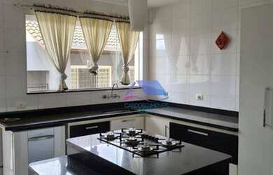 Imagem: A casa em condomínio possui 4 Dormitórios, 5 Banheiros, 3