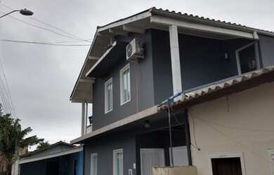 Imagem: A casa possui 3 Dormitórios, 1 Banheiro, 1 Vaga na garagem