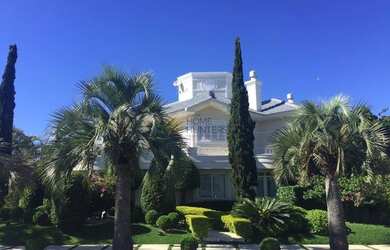 Imagem: A casa possui 4 Dormitórios, 5 Banheiros, 4 Vagas na garagem