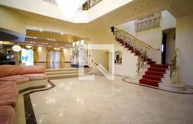 Imagem: A casa em condomínio possui 5 Dormitórios, 5 Banheiros, 5