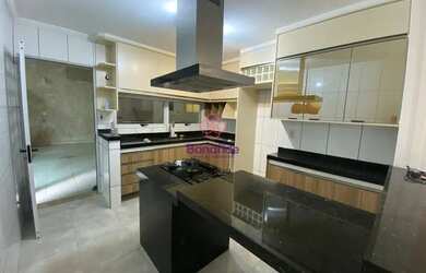 Imagem: A casa possui 3 Dormitórios, 4 Banheiros, 4 Vagas na garagem