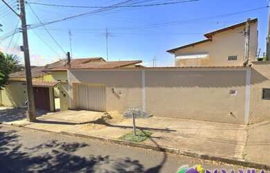 Imagem: A casa possui 3 Dormitórios, 3 Banheiros, 5 Vagas na garagem