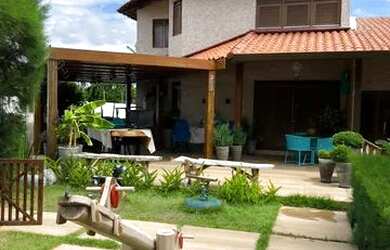 Imagem: A casa possui 3 Dormitórios, 4 Banheiros, 2 Vagas na garagem