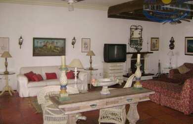 Imagem: A casa possui 4 Dormitórios, 1 Banheiro, 450m² de Área e