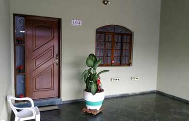 Imagem: A casa possui 3 Dormitórios, 3 Banheiros, 2 Vagas na garagem