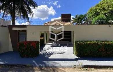 Imagem: A casa possui 4 Dormitórios, 3 Banheiros, 3 Vagas na garagem