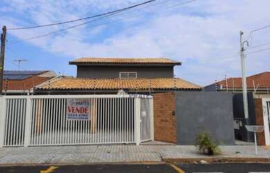 Imagem: A casa possui 3 Dormitórios, 5 Banheiros, 5 Vagas na garagem