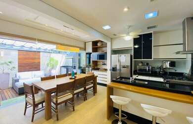 Imagem: A casa em condomínio possui 4 Dormitórios, 4 Banheiros, 2