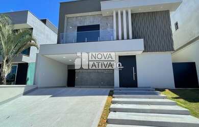 Imagem: A casa possui 4 Dormitórios, 5 Banheiros, 4 Vagas na garagem