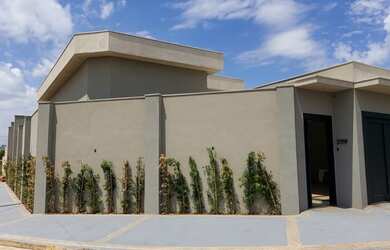 Imagem: A casa possui 3 Dormitórios, 4 Banheiros, 2 Vagas na garagem