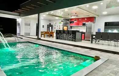 Imagem: A casa possui 4 Dormitórios e 2 Vagas na garagem e está localizado