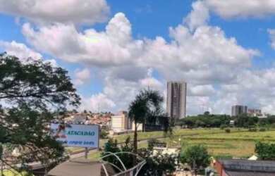 Imagem: O apartamento possui 2 Dormitórios, 1 Banheiro, 2 Vagas na