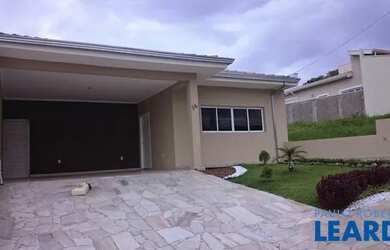 Imagem: A casa em condomínio possui 3 Dormitórios, 1 Banheiro, 2 Vagas