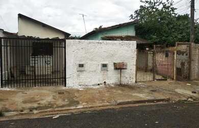 Imagem: A casa possui 2 Dormitórios, 1 Banheiro, 2 Vagas na garagem