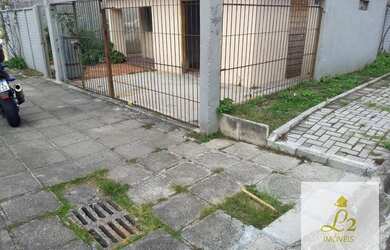 Imagem: A casa possui 5 Dormitórios, 2 Banheiros, 2 Vagas na garagem