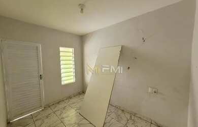 Imagem: A casa possui 1 Dormitório, 1 Banheiro, 5 Vagas na garagem