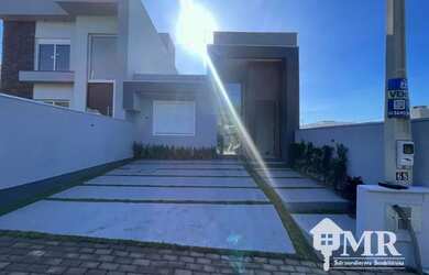 Imagem: A casa possui 3 Dormitórios, 2 Banheiros, 2 Vagas na garagem