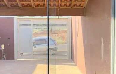 Imagem: A casa possui 2 Dormitórios, 2 Banheiros, 1 Vaga na garagem