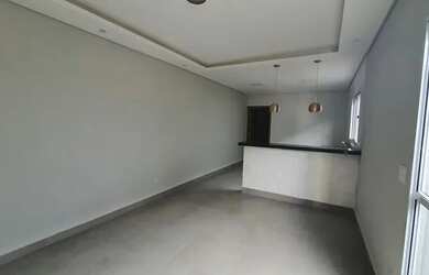 Imagem: A casa possui 2 Dormitórios, 1 Banheiro, 2 Vagas na garagem