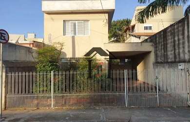 Imagem: A casa possui 2 Dormitórios, 1 Banheiro, 2 Vagas na garagem