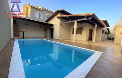 Imagem: A casa possui 3 Dormitórios, 2 Banheiros, 3 Vagas na garagem