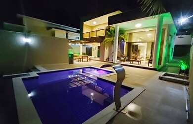 Imagem: A casa possui 3 Dormitórios, 5 Banheiros, 2 Vagas na garagem