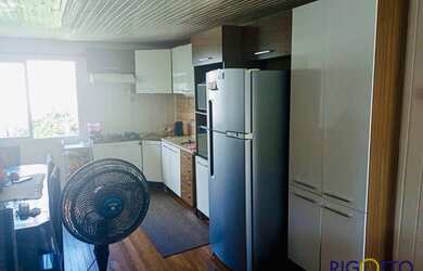 Imagem: A casa possui 4 Dormitórios, 2 Banheiros, 2 Vagas na garagem