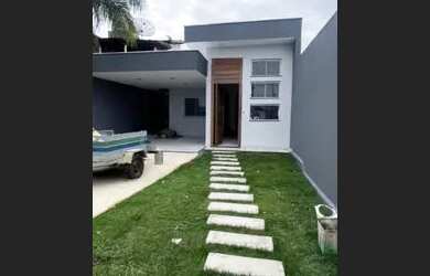 Imagem: A casa possui 3 Dormitórios, 1 Banheiro, 1 Vaga na garagem