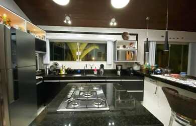 Imagem: A casa possui 3 Dormitórios, 3 Banheiros e 250m² de Área