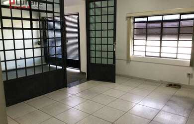 Imagem: O depósito possui 2 Vagas na garagem e 200m² de Área e está