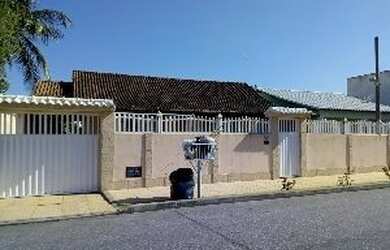 Imagem: A casa possui 4 Dormitórios, 4 Banheiros, 4 Vagas na garagem