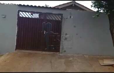 Imagem: A casa possui 2 Dormitórios, 1 Banheiro, 1 Vaga na garagem