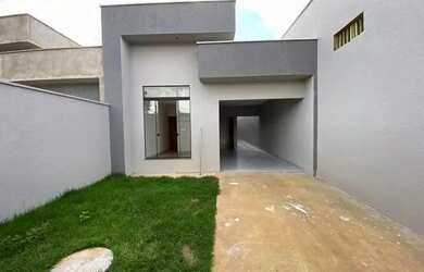 Imagem: A casa possui 3 Dormitórios, 2 Banheiros, 2 Vagas na garagem